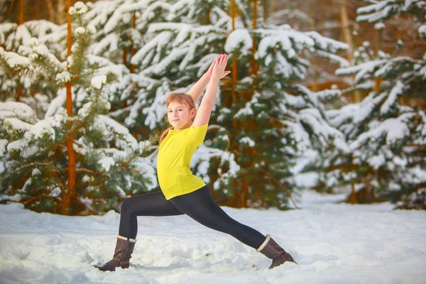 Schöne Frau beim Yoga im Schnee — Stockfoto