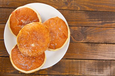 doldurulmuş üzerinde plaka ile lezzetli iştah açıcı çörek