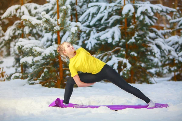 Szép nő, jóga, kint a hóban — Stock Fotó
