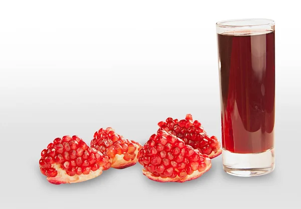 Delicious juice from ripe pomegranate in beautiful glass on wood — Stock Photo, Image