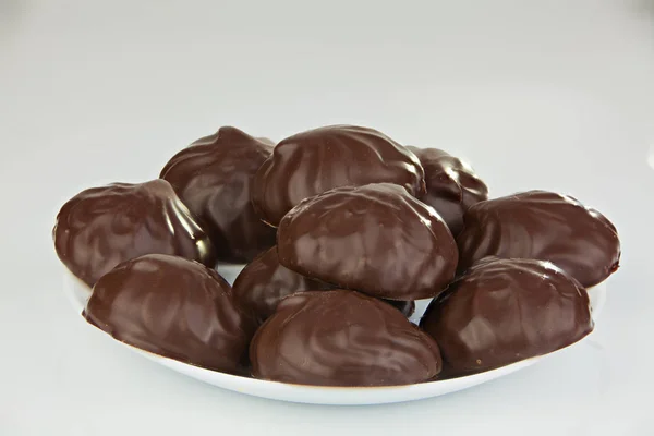 Lahodné čokoládové marshmallow na bílém štítku — Stock fotografie