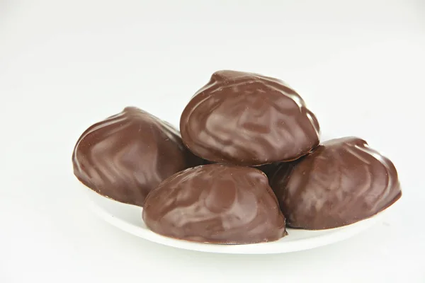 Pyszne czekoladowe Zefir na tabliczce na biały — Zdjęcie stockowe