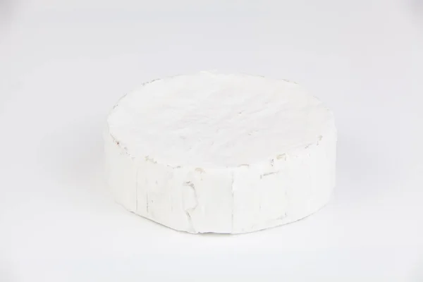 Fromage de brie frais avec moisissure blanche sur fond blanc — Photo