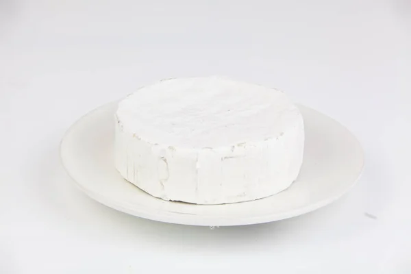 Queijo brie fresco com mofo branco sobre fundo branco — Fotografia de Stock