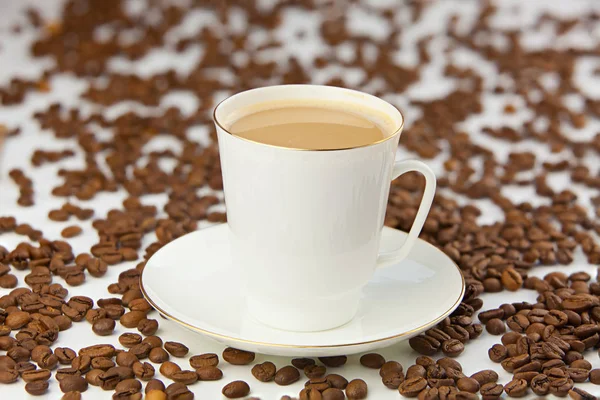 Café en taza de café con granos naturales — Foto de Stock