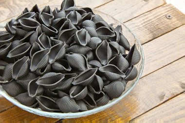  taze İtalyan makarna Neri plaka üzerinde