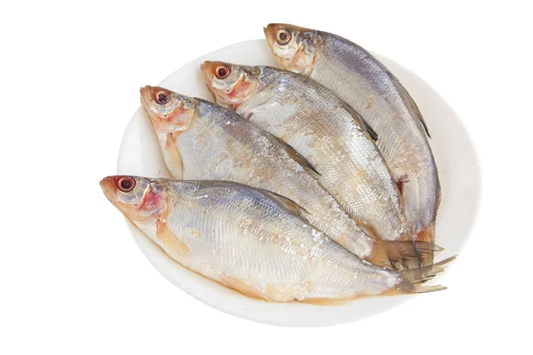 Peled rå fisk på en vit platta på vit bakgrund — Stockfoto