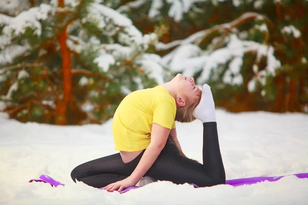 Bella donna che fa yoga all'aperto nella neve — Foto Stock