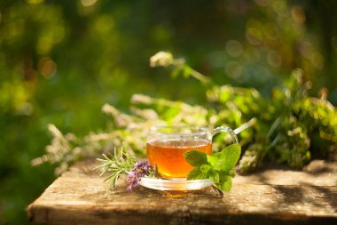 Güzel fincanda yeşil çay