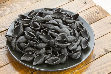  taze İtalyan makarna Neri plaka üzerinde