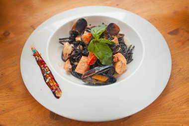 lezzetli siyah spagetti Neri krema sos ve deniz ürünleri ile 