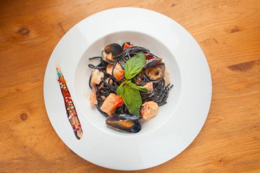 lezzetli siyah spagetti Neri krema sos ve deniz ürünleri ile 
