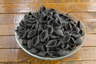  taze İtalyan makarna Neri plaka üzerinde