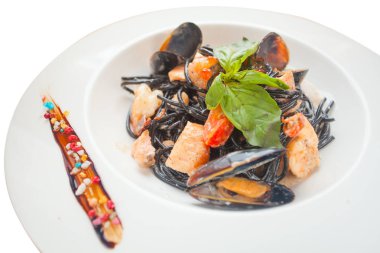 lezzetli siyah spagetti Neri krema sos ve deniz ürünleri ile 