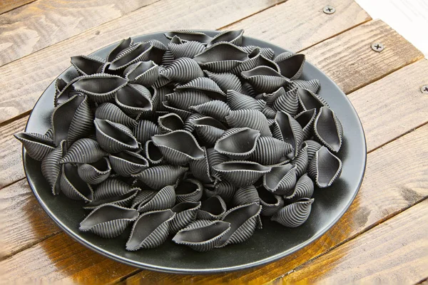  taze İtalyan makarna Neri plaka üzerinde