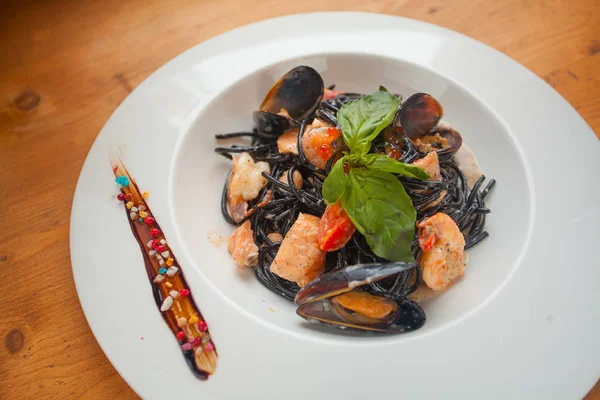 lezzetli siyah spagetti Neri krema sos ve deniz ürünleri ile 