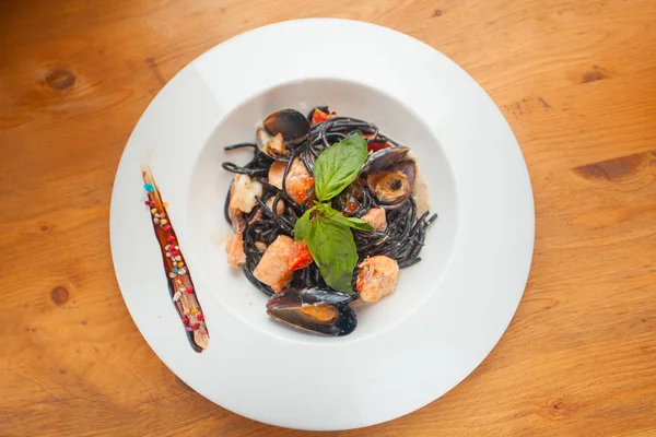 lezzetli siyah spagetti Neri krema sos ve deniz ürünleri ile 