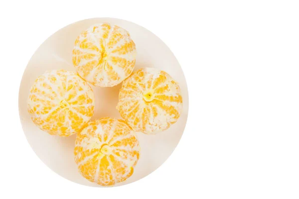 Saftiga spanska mandariner på plattan på vit bakgrund — Stockfoto