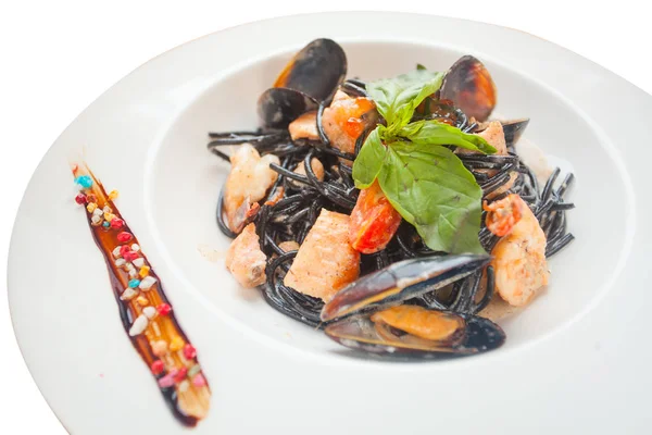 lezzetli siyah spagetti Neri krema sos ve deniz ürünleri ile 