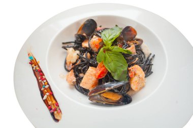 lezzetli siyah spagetti Neri krema sos ve deniz ürünleri ile 