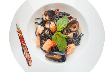 lezzetli siyah spagetti Neri krema sos ve deniz ürünleri ile 