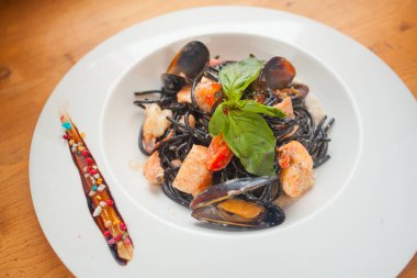 lezzetli siyah spagetti Neri krema sos ve deniz ürünleri ile 