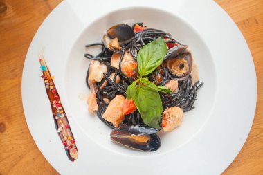 lezzetli siyah spagetti Neri krema sos ve deniz ürünleri ile 