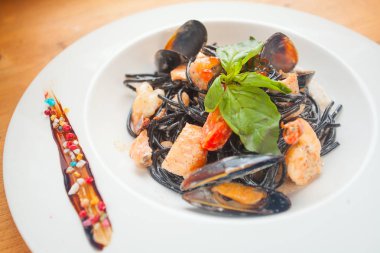lezzetli siyah spagetti Neri krema sos ve deniz ürünleri ile 