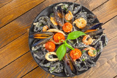 lezzetli taze makarna Neri karides ile plaka üzerinde