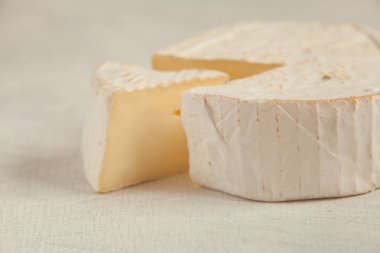 Beyaz bir arka plan üzerinde beyaz kalıp ile taze brie peyniri