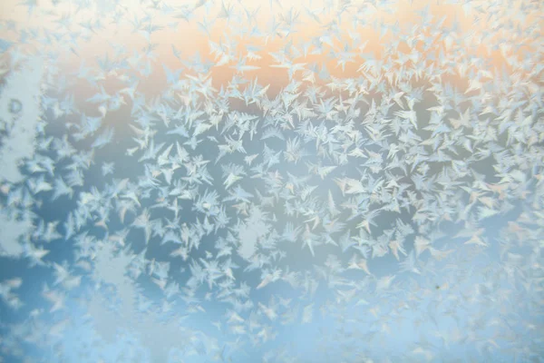 Hermosos patrones de textura de invierno de heladas en la ventana —  Fotos de Stock