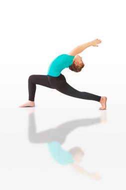 güzel kadının yoguna beyaz arka plan yapması