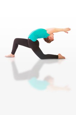 güzel kadının yoguna beyaz arka plan yapması