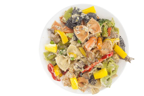 Apetitosa pasta farfalle de color con verduras — Foto de Stock