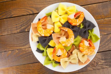 iştah açıcı renkli farfalle makarna ile chrimp