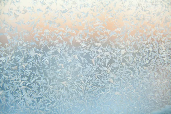 Magnifiques motifs de texture hivernale de givre sur la fenêtre — Photo