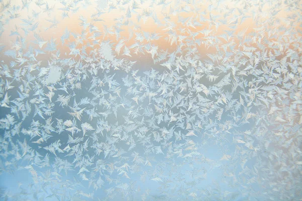 Hermosos patrones de textura de invierno de heladas en la ventana — Foto de Stock
