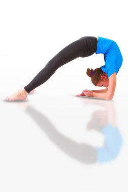 güzel kadının yoguna beyaz arka plan yapması