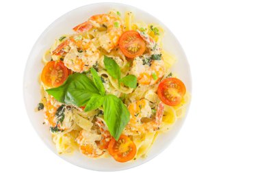 lezzetli fettuccine makarna karides beyaz tabakta ile