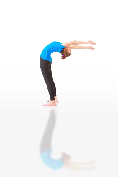 Schöne Frau macht Yoga auf weißem Hintergrund — Stockfoto