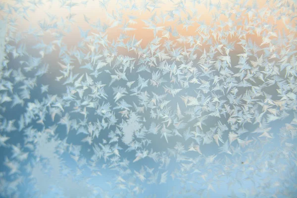 Belos padrões de textura de inverno de geada na janela — Fotografia de Stock