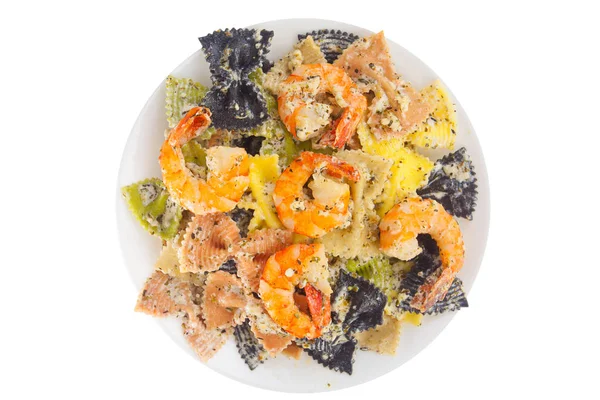 Pâtes farfalle colorées appétissantes avec des crevettes — Photo