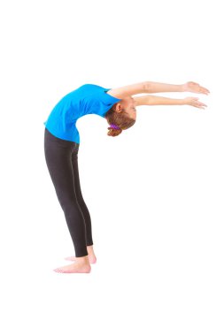 Beyaz arka planda yoga yapan güzel bir kadın.