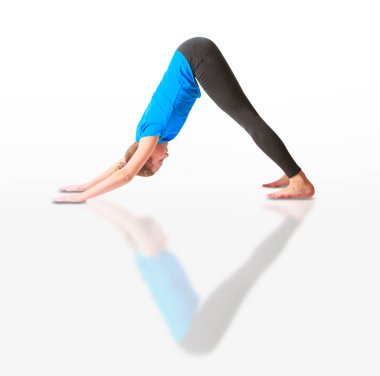 güzel kadının yoguna beyaz arka plan yapması