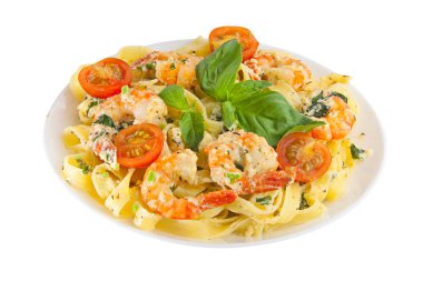 lezzetli fettuccine makarna karides beyaz tabakta ile