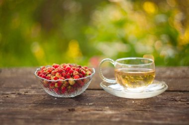 Güzel fincanda yeşil çay