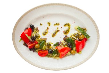 Beyaz arka plan üzerinde plaka üzerinde lezzetli Yunan salatası