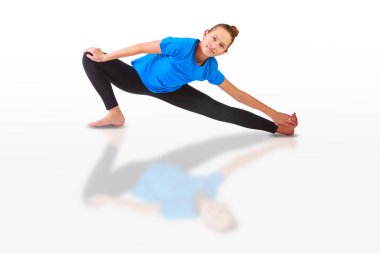 güzel kadının yoguna beyaz arka plan yapması