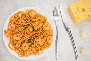 ahşap arka plan üzerinde karides lezzetli lezzetli spagetti