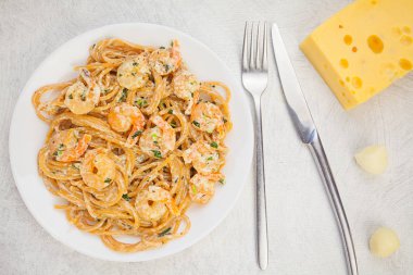 ahşap arka plan üzerinde karides lezzetli lezzetli spagetti